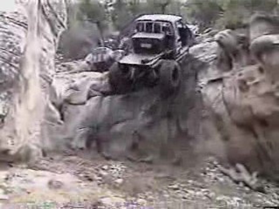 Un buggy grimpe un rocher