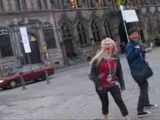 Ashley owned par la fontaine de Mons