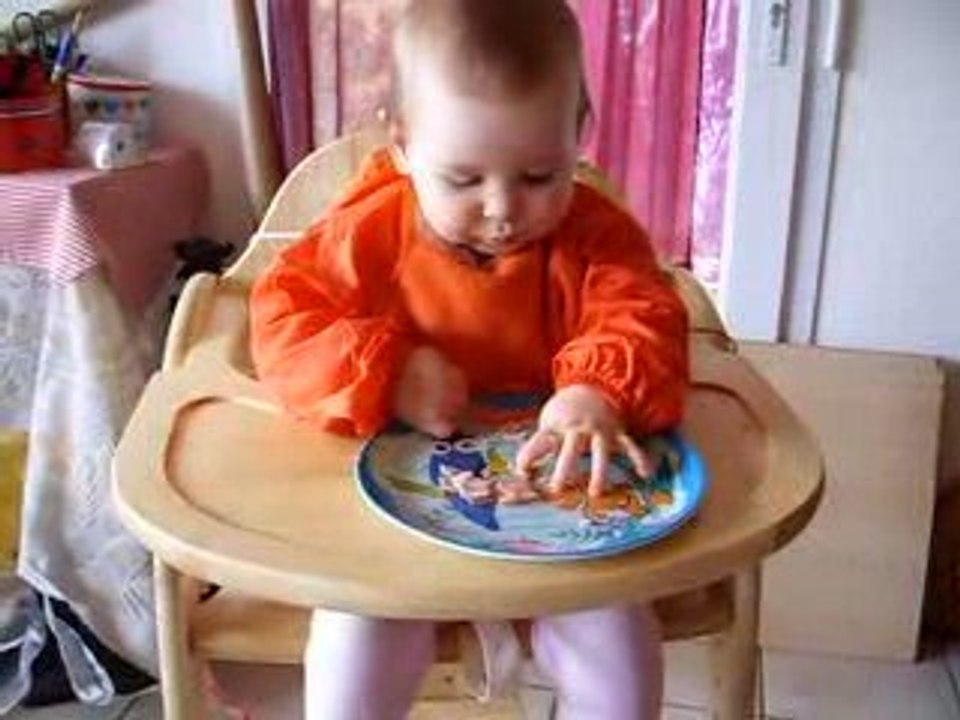 Jeanne mange du jambon toute seule