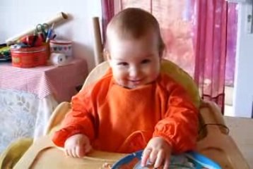 Jeanne fait des sourires avec le jambon