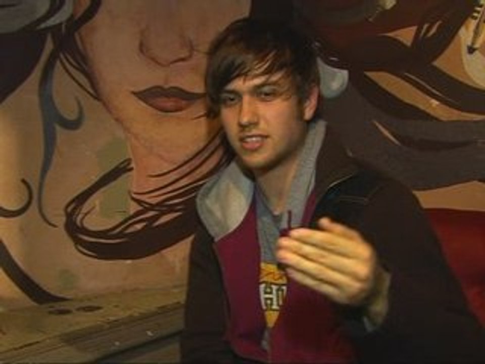 Twilight musician Bobby Long on kissing a fan