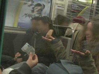 Un mec distribue de l'argent dans le métro à Paris