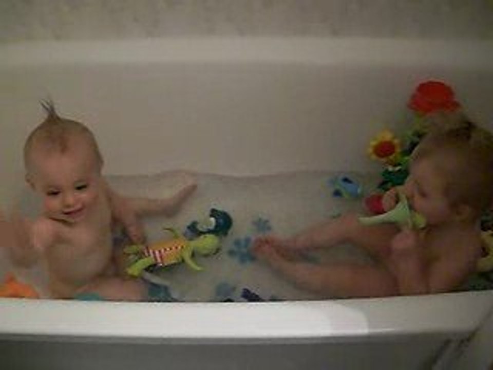 zoé et léa dans le bain