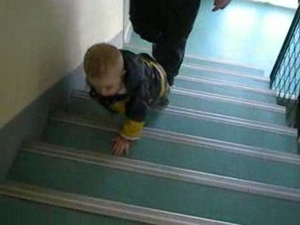 artur monte l'escalier