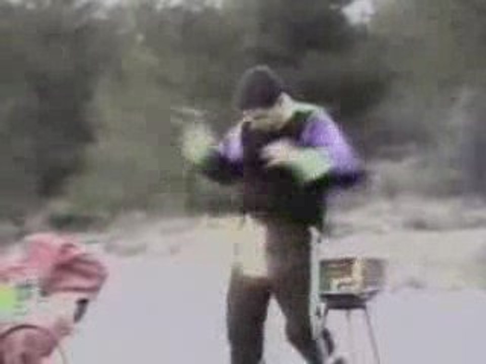 Regis fait un barbecue