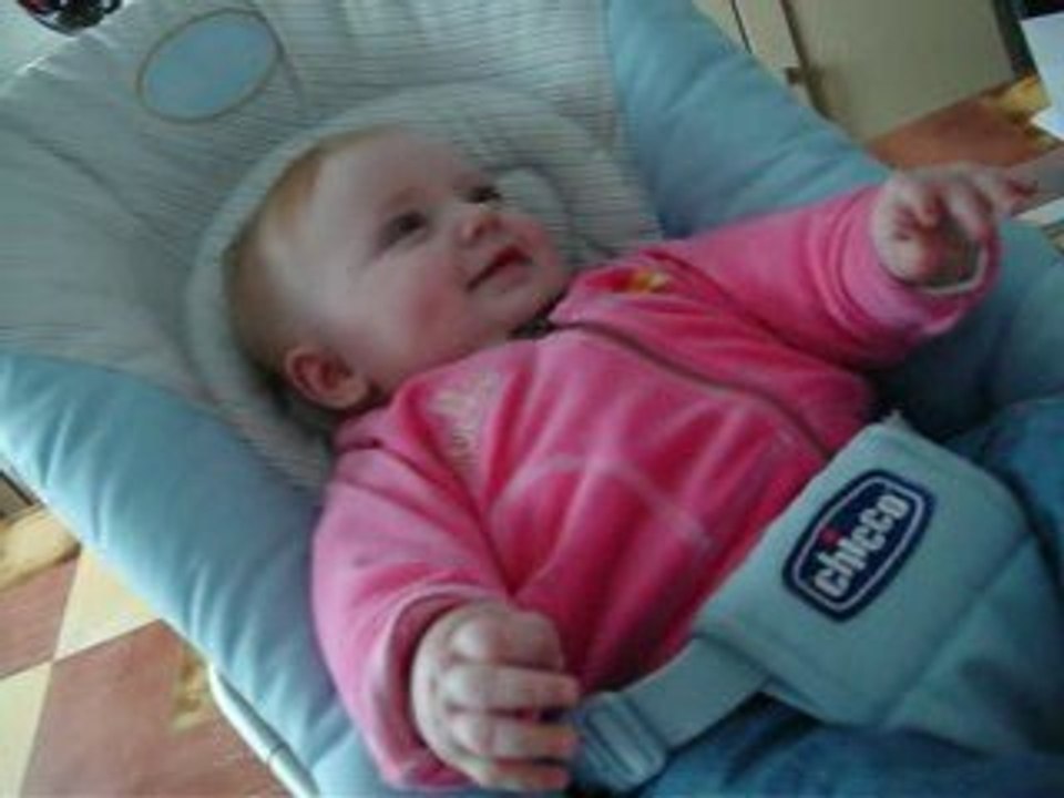 Manon rie aux éclats