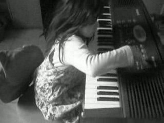 Léa pianote...6 ans