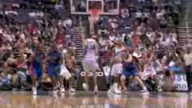 NBA Will Bynum gets up and throws it down.