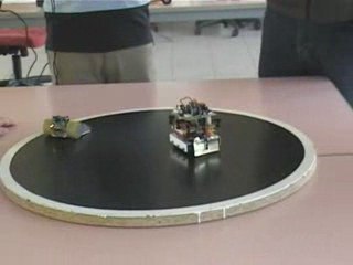 Demonstration de robot mini sumo : Noname VS ???