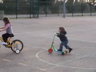 Matt sur sa trotinette