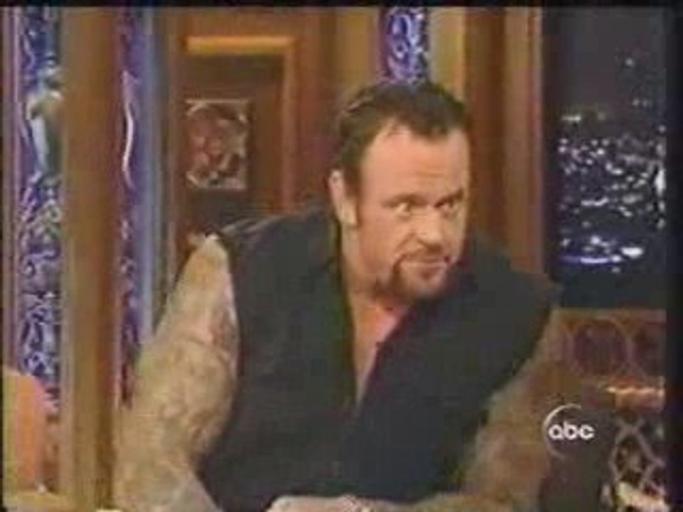Undertaker dans une bataille d'oreillers(21 august_ 2003)