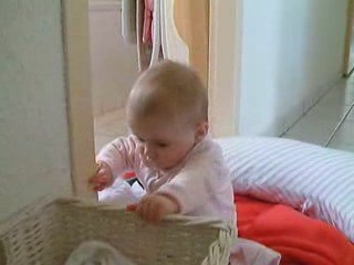 Petite Louise fait le tri du linge