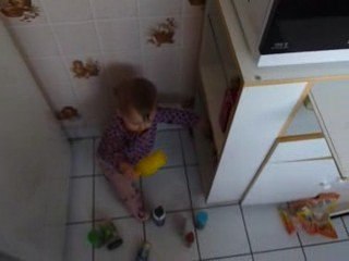 Lilith à la cuisine... dérange... puis range !