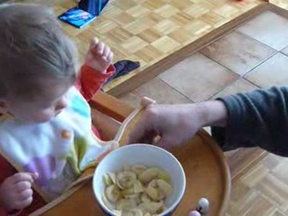 Lilith mange une salade de fruits toute seule (ou presque) !