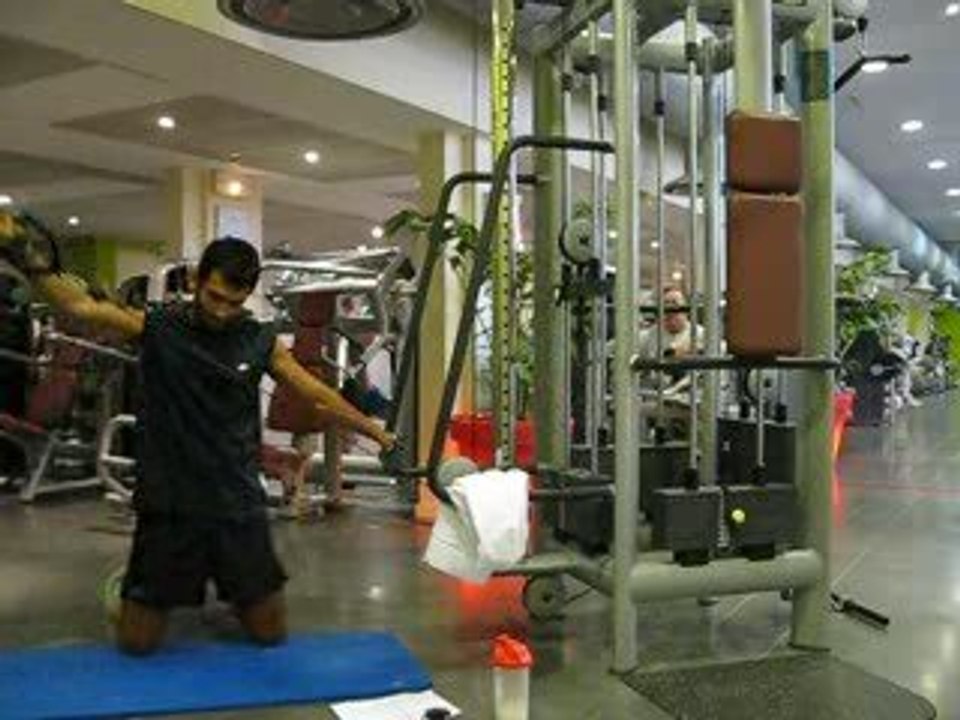 elevation laterale a la poulie a genoux 2eme