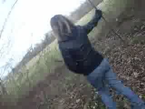 Une Folle Quii pete une branche mdr