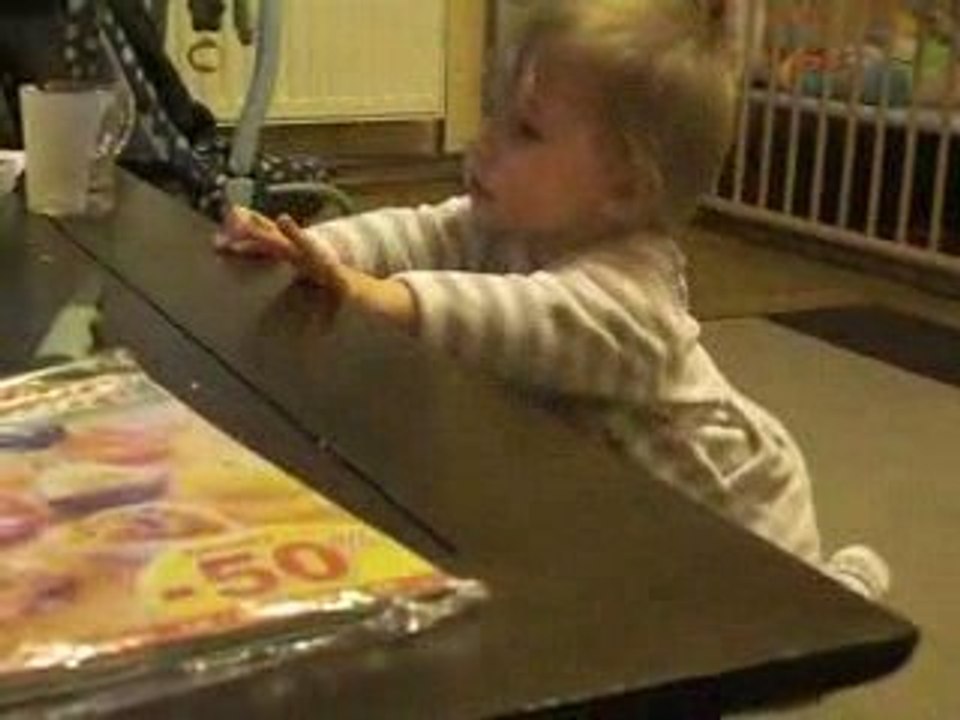 Esteban marche a quatre pattes !