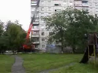 Régis manipule un conteneur