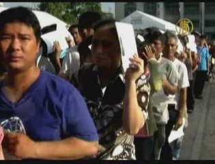 Thailand Workers Cue For Handout