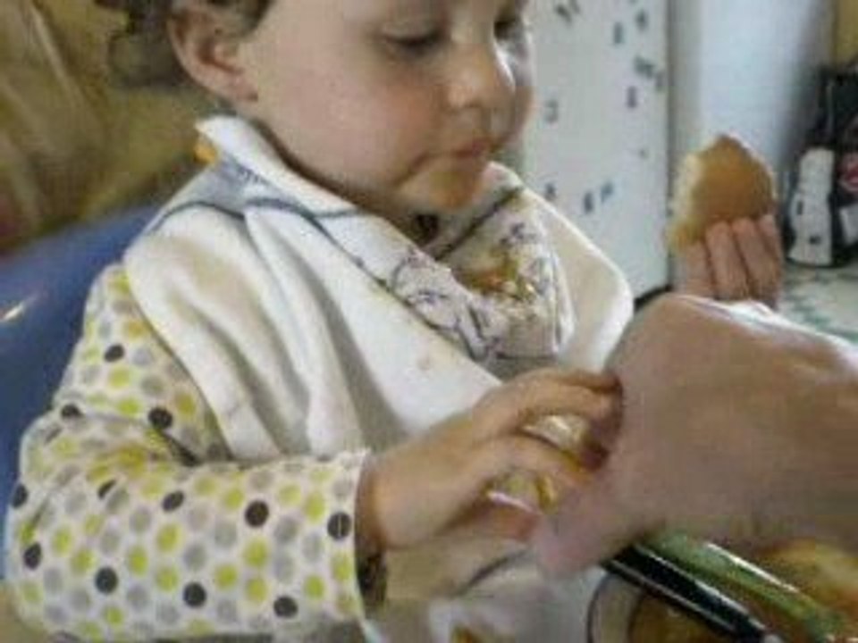 lison mange toute seule