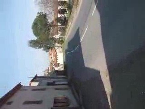 Fou les calles pieds ! Ya les calles pieds fait exprés !