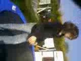 alex qui fait un swanton bomb a partir d'une caravane.