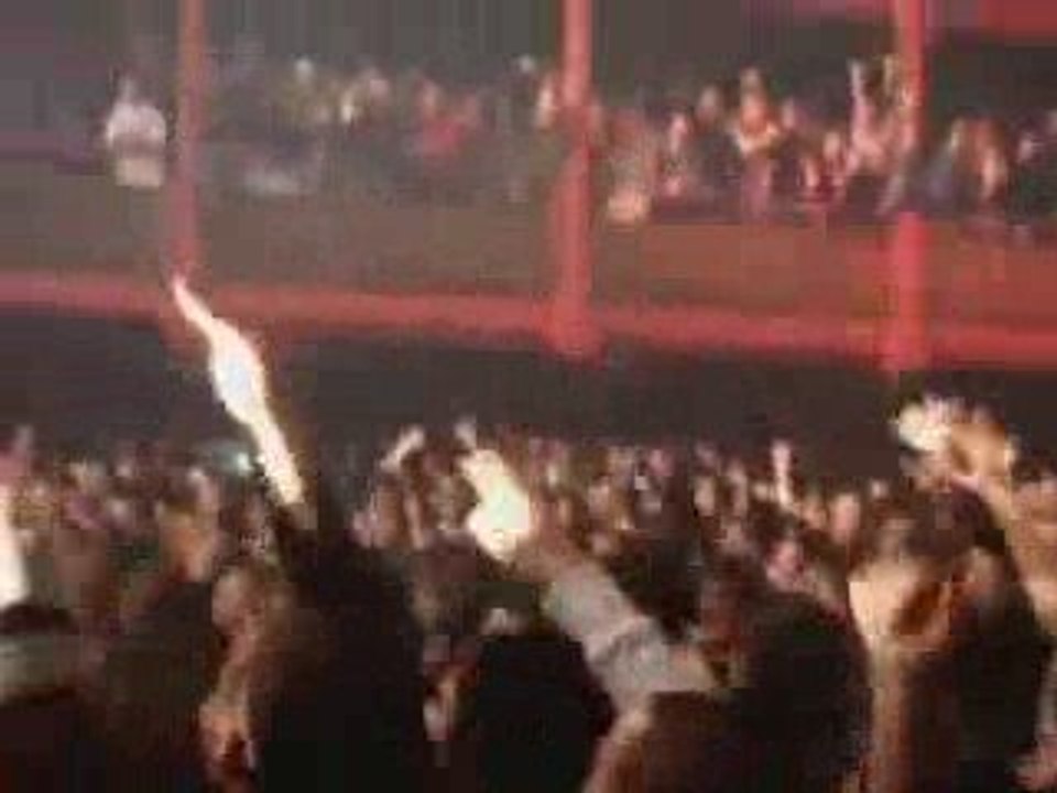 Rohff saute dans la foule comme un rockeur