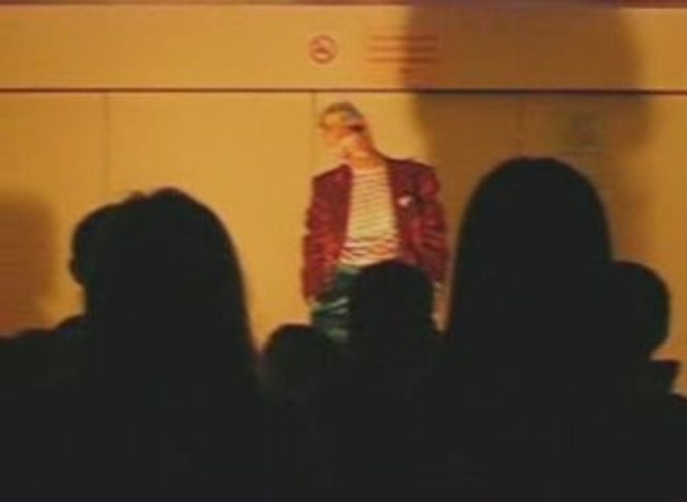 Le réveil trompette...                 clown, mime et fleur.