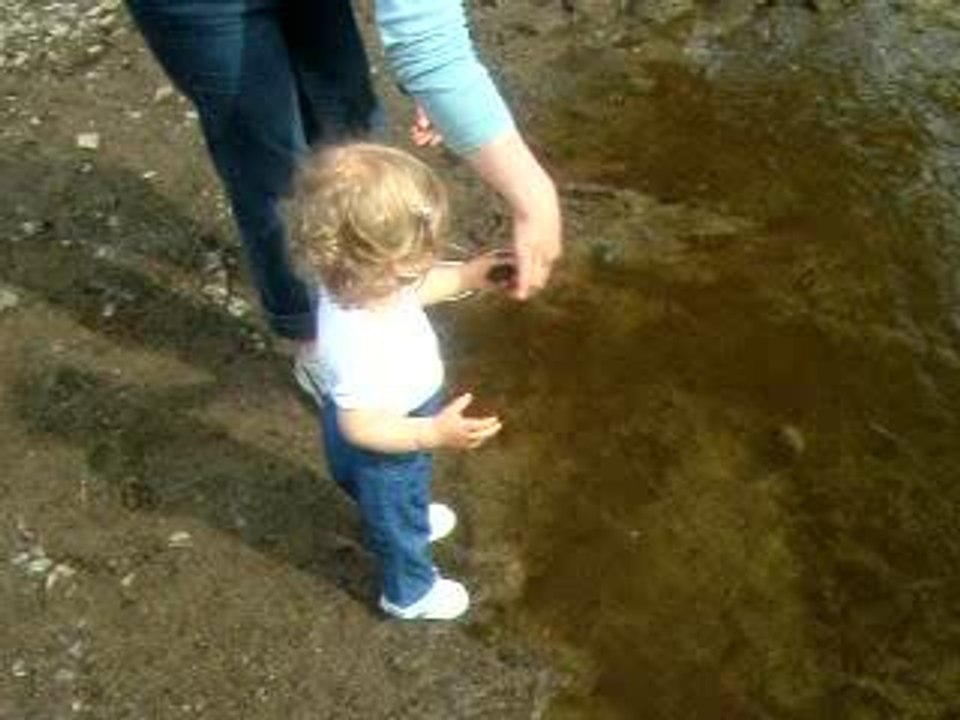 Mélia et le lancer de caillou