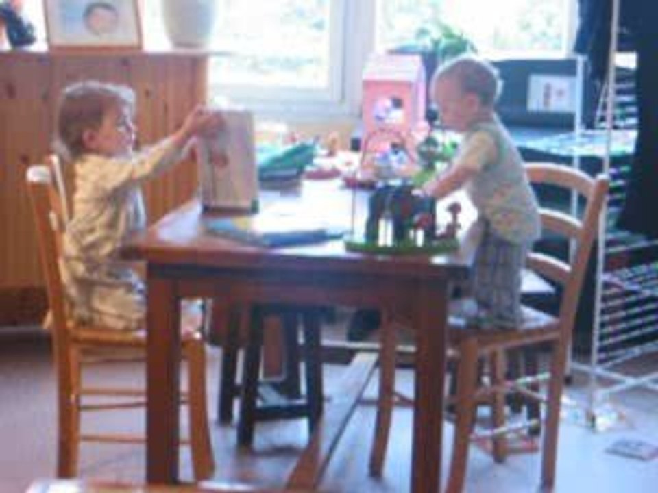 Lylian grimpe sur la table