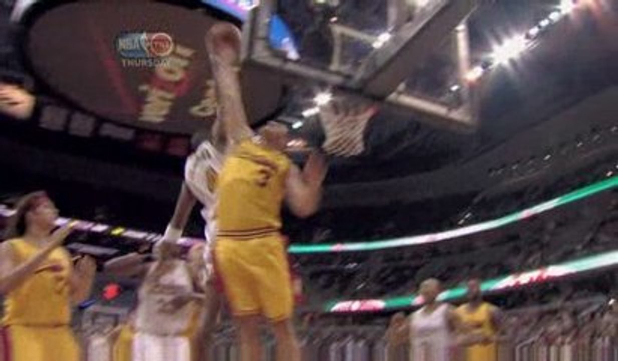 NBA Antawn Jamison with a thunderous dunk.