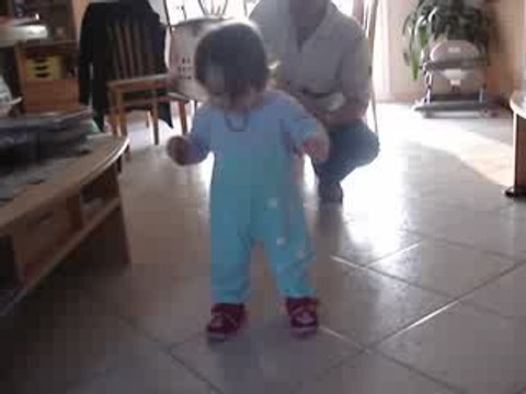 Ayleen 13 Mois - 1er pas 003