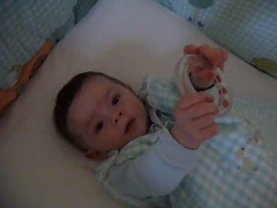 Regardez comme je joue bien avec mon hochet!