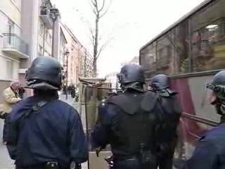 Sommet de l'OTAN clown arrêtés par policiers