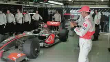 Hamilton conduit sa Mclaren Mercedes avec son Blackberry !