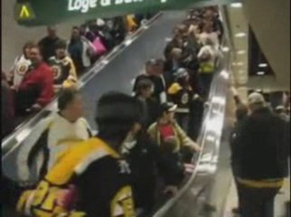 Une blonde sur un escalateur