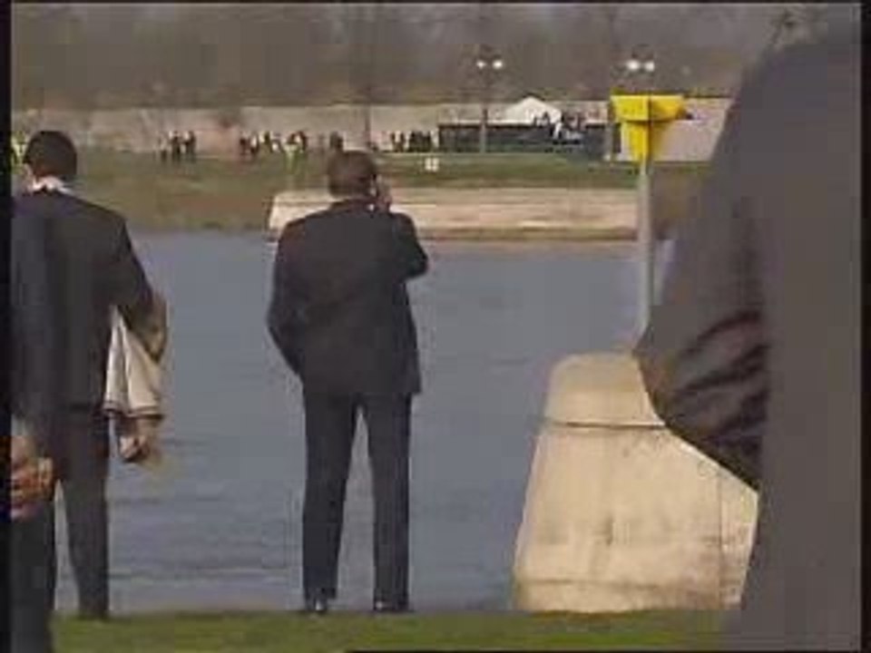 Silvio Berlusconi telephone - Angela Merkel peut attendre !