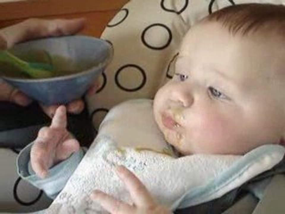 Antonin et son premier repas