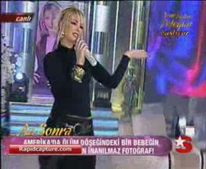 Petek Dinçöz  Siyahlar İçinde Harika Görünüyor