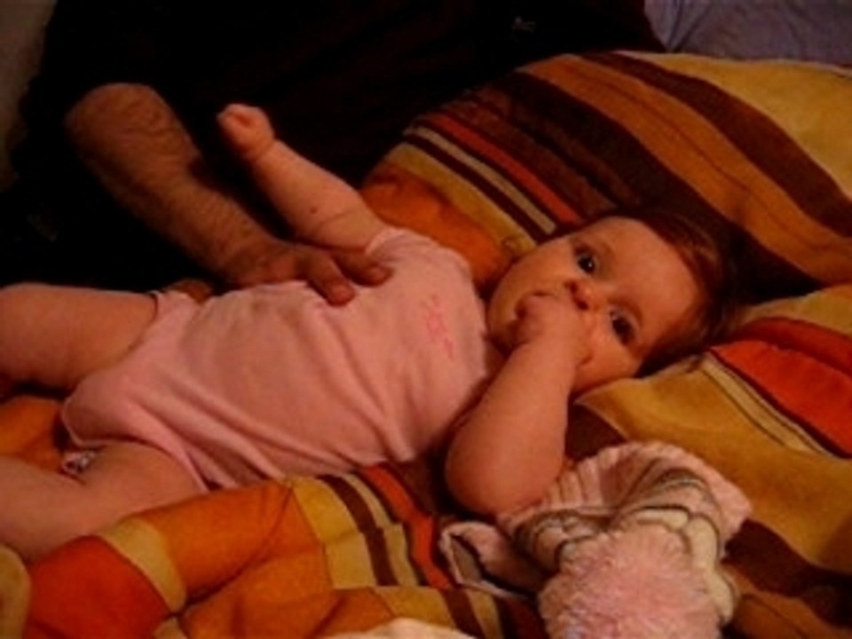 Sarah qui joue avec ses pieds