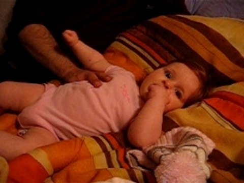 Sarah qui joue avec ses pieds