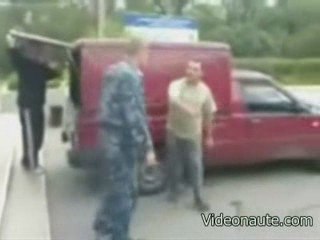 POLICIER RUSSE MET UNE PERSONNE KO