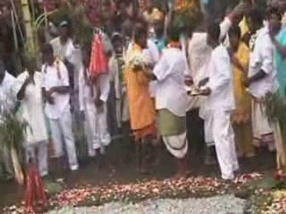 Marche sur le feu à la Ligne Paradis St-Pierre le 5/4/9.