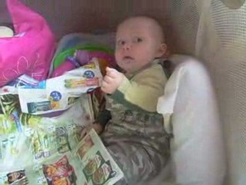 Rémy 6 mois dans son parc