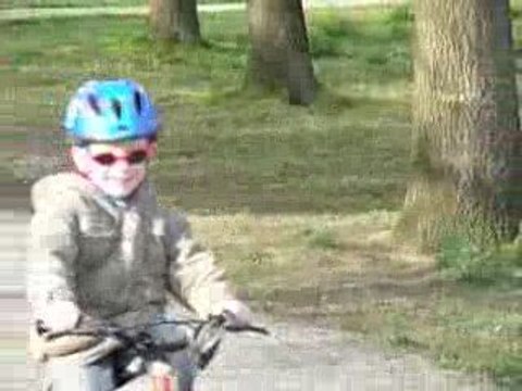 Loris fait du vélo sans roulettes 05042009