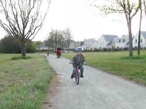 Loris fait du vélo sans roulettes 05042009 video2