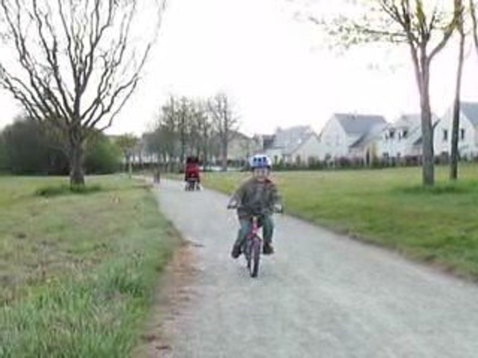 Loris fait du vélo sans roulettes 05042009 video2