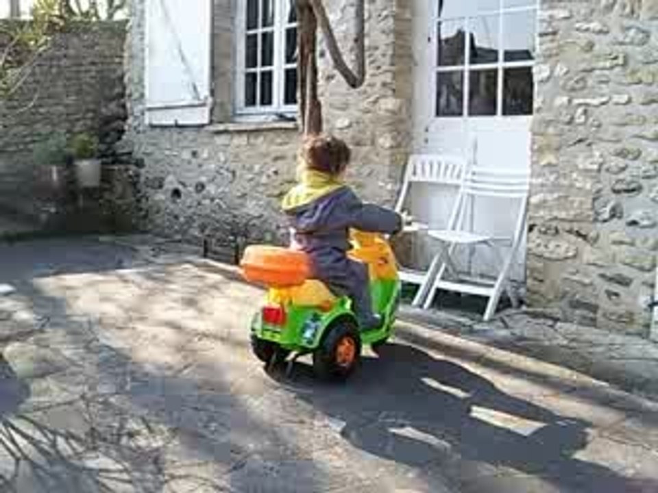 Angélina fait du scooter