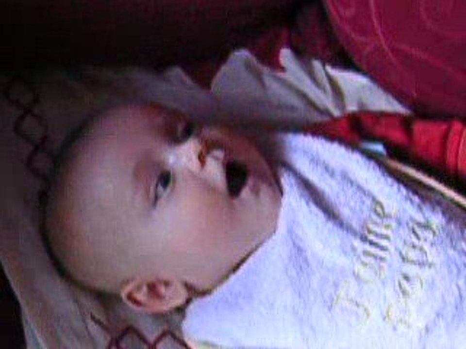 Jules rigole aux bêtises de son papa