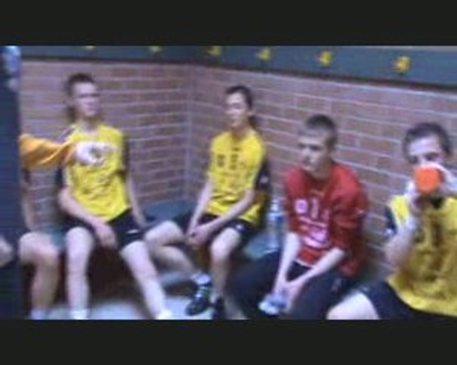 Dans les vestiaires à la mi temps